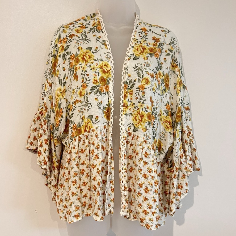 Coco Jaimeson Top Sz L Floral Cottage Open Front Crochet Trim Flare Sleeve - Picture 3 of 12